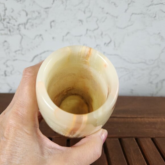 Elegant Natural Onyx Stone Vase 7.3” Polished Multicolor Cream & Amber Veins - Picture 4 of 7